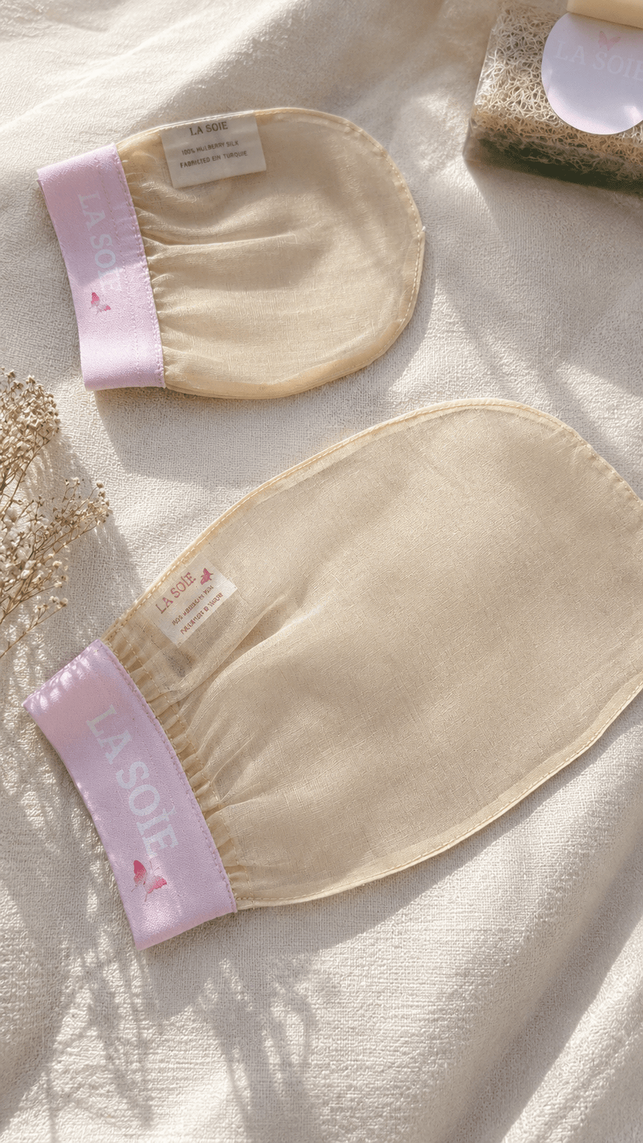 Gants exfoliants visage et corps LA SOIE en soie de mûrier, beige avec étiquette rose